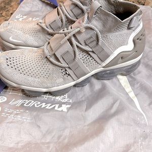 Selling these Nike Vapor Max size 9.5